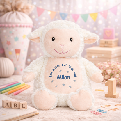 Beschützer Kuscheltier Lamm – Liebevoll bestickt und personalisiert