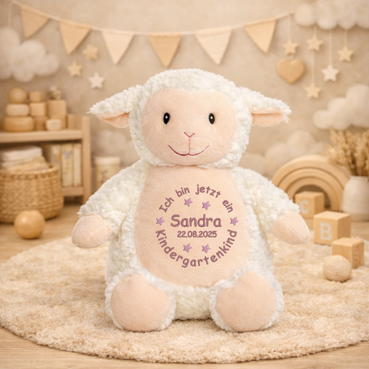 Personalisiertes Kuscheltier Lamm zum Kindergartenstart – mit Name bestickt