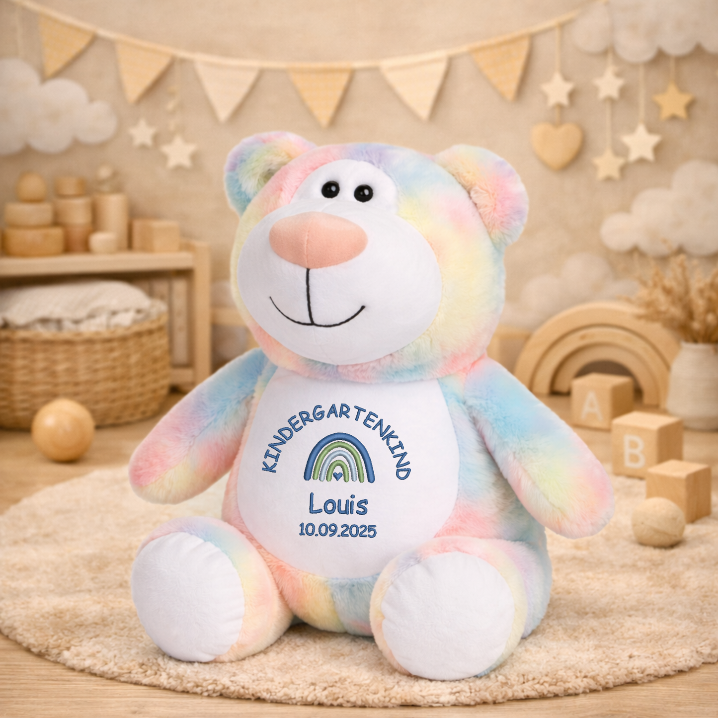 Personalisiertes Kuscheltier pastell Bär zum Kindergartenstart – mit Name bestickt