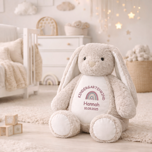 Personalisiertes Kuscheltier beiger Hase zum Kindergartenstart – mit Name bestickt